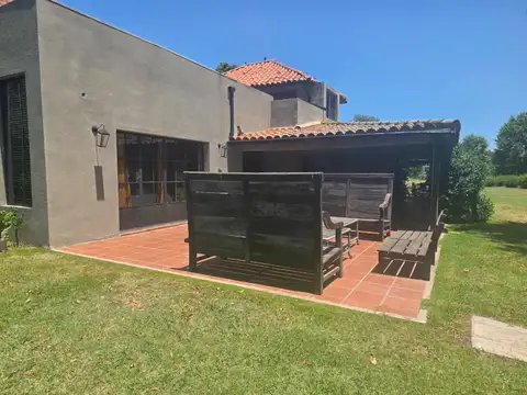 Casa en Alquiler en Campana, USD 1.400