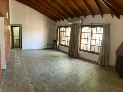 Casa 4 ambientes con 2 baños