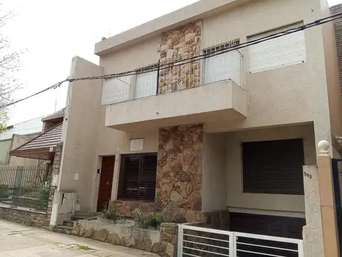 CASA EN VENTA LA PLATA 4 DORMITORIOS COCHERA PATIO
