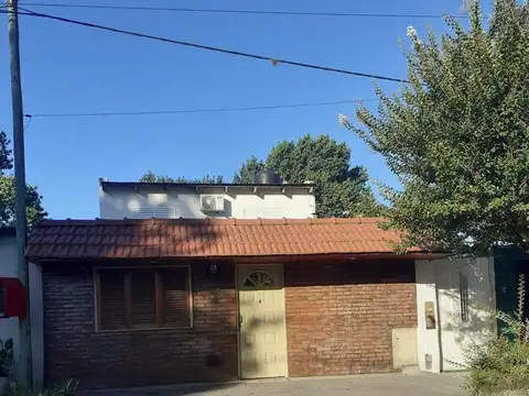 Casa en venta - 5 Dormitorios 2 Baños - 112Mts2 - La Plata