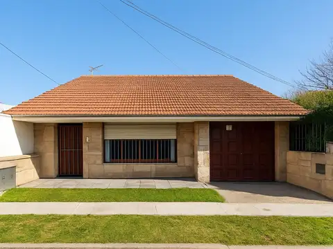 Venta Casa 3 Ambientes con Jardin y Cochera 