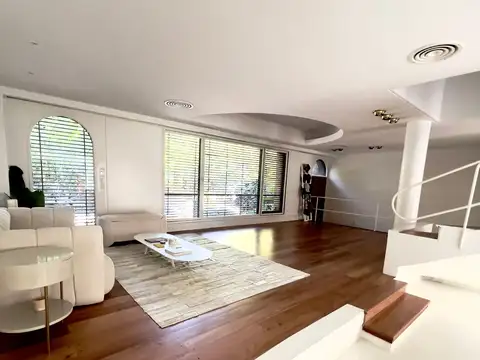 Casa en Alquiler con 3 cocheras