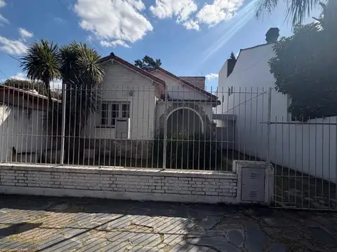 Casa 4 ambientes en alquiler. Zapiola 1100. Castelar