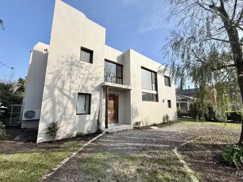 Casa en Alquiler con 3 cocheras