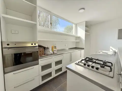 Casa en Alquiler con 3 cocheras