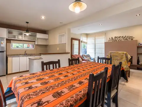 EN VENTA - CASA 4 DORMITORIOS CON PILETA Y PARRILLERO - COUNTRY CLUB LOGARITMO, IBARLUCEA