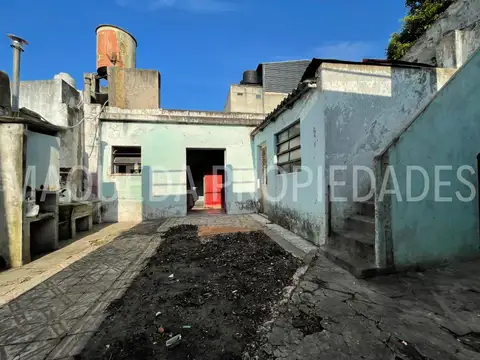 CASA CON DOS DEPARTAMENTOS EN BLOCK A ARREGLAR