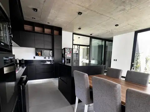 Casa en Alquiler con 3 cocheras