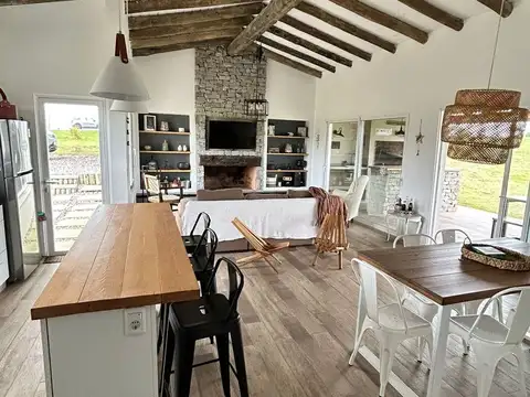 Casa 4 ambientes con 2 baños