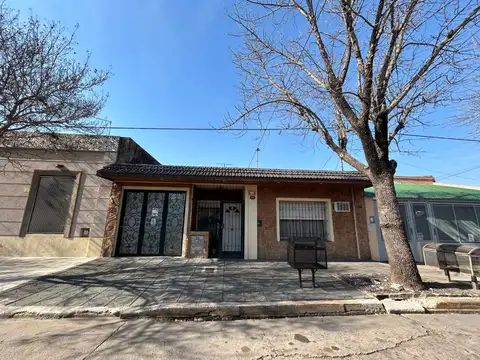 CASA EN VENTA EN PERGAMINO CON GARAJE Y GALPON