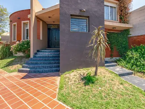 Casa en Crispiniano Fernandez 305.