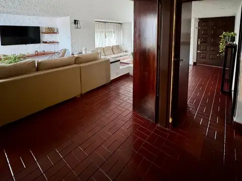 Casa en Alquiler con 2 cocheras