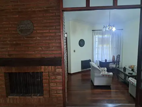 Casa 10 ambientes con 2 baños