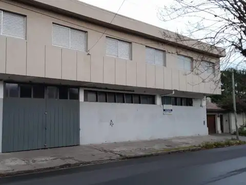 Alquiler Depósito con 527 mts cub en Quilmes entre Av Calchaqui y Av Mosconi