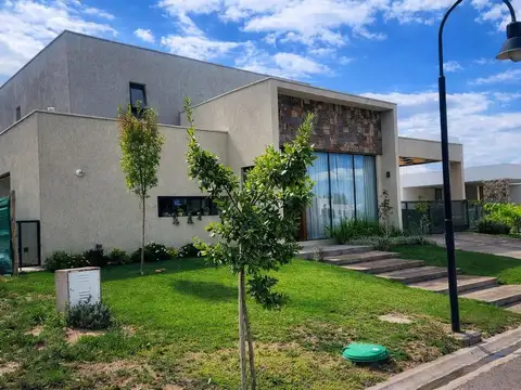 Casa en Alquiler de 3 dormitorios