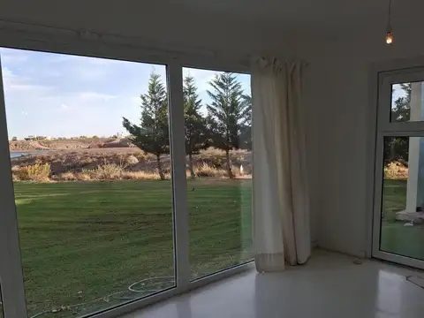 VENTA CASA de dos Dorm. en Villa Tenis Club Mari Menuco - NQ