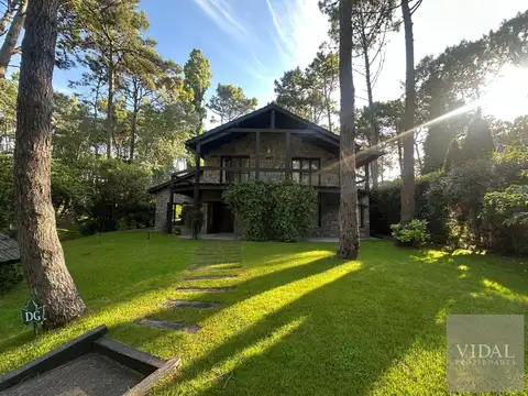 Casa en alquiler o venta en Cariló Coihue 400