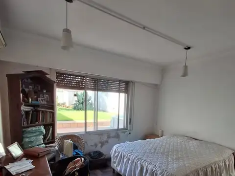 CASA CON DOS LOCALES SOBRE AVENIDA