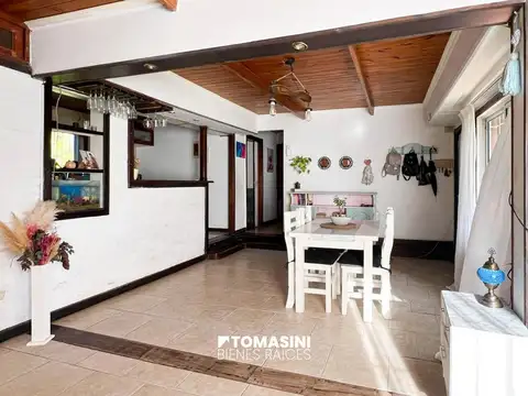 CASA DE 3 AMBIENTES CON PARQUE, GARAGE Y PARRILLA