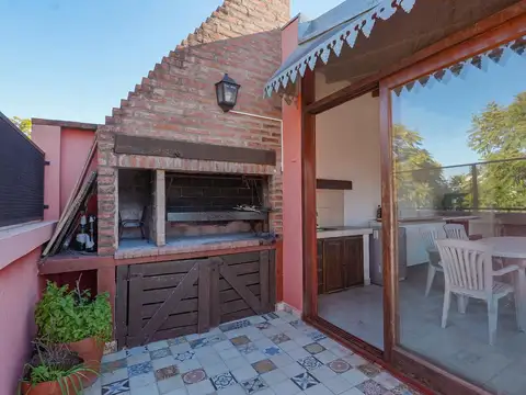 Venta PH 4 Ambientes en Villa Devoto con Escritorio, Patio, Terraza y Quincho con parrilla.