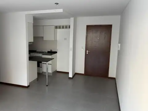 Departamento de 1 dormitorio con patio a metros de Bv, Oroño