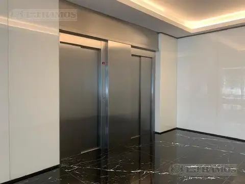 Oficina en Alquiler con 7 cocheras