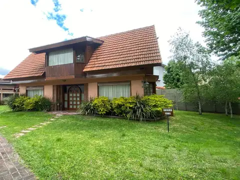Casa en venta 4 ambientes con jardín y cochera en Ituzaingó Norte