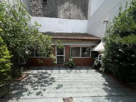 Casa 4 Ambientes con Quincho, Patio, Fondo y Terraza - Flores Norte