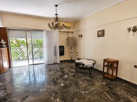 CASA EN VENTA 8 AMBIENTES CON COCHERA Y LOCAL