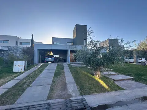 COCUCCI INMOBILIARIA VENDE excelente casa en Lujan de Cuyo