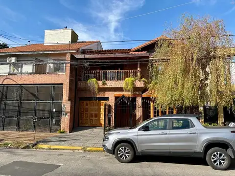 EXCELENTE CHALET 2 PLANTAS - FONDO, PILETA Y GARAGE