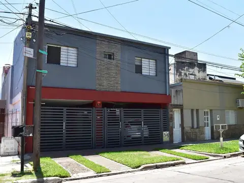 CASA DE 4 DORMITORIOS, 2 COCHERAS Y PATIO CON PISCINA