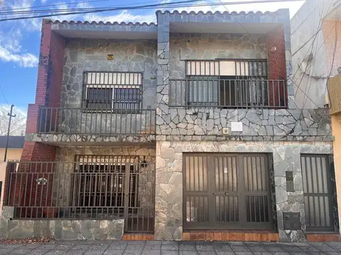 Venta - Casa de cuatro dormitorios, dos plantas, patio y cochera en Barrio Belgrano, Rosario