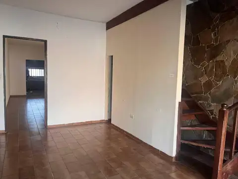 Casa 8 ambientes con 2 baños