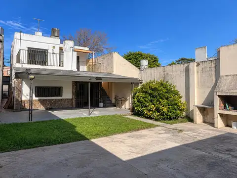 VENTA: Casa de cuatro dormitorios, dos plantas, patio y cochera en Barrio Belgrano, Rosario