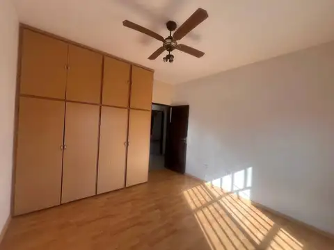 Casa 8 ambientes con 2 baños