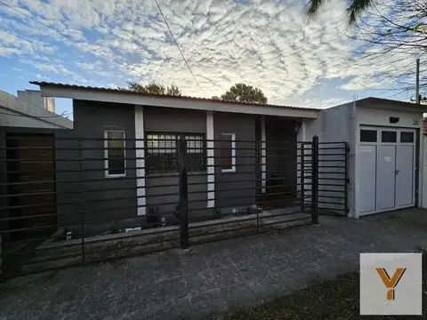 Casa en venta - 2 Dormitorios 1 Baño - Cochera - 380Mts2 - Santa Teresita