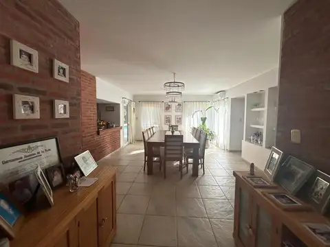 Casa en Venta con 4 cocheras