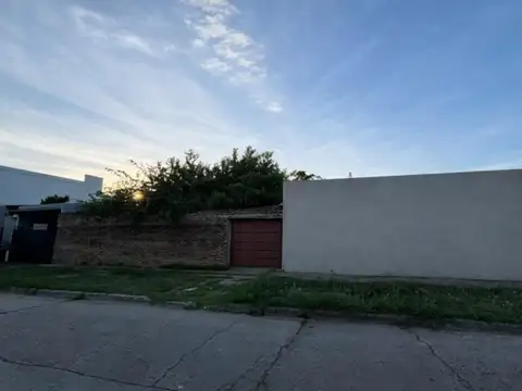 Casa en venta 5 ambientes en Castelar cochera y jardín
