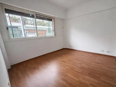 Dpto reciclado 3 dormitorios con Balcón - Belgrano C