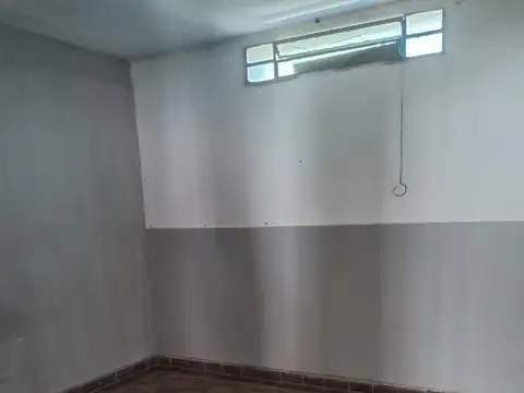 EN VENTA - CASA DE PASILLO DOS DORMITORIOS - BARRIO BELGRANO.