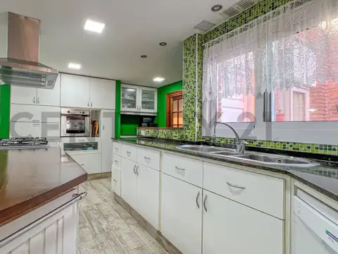 Venta casa 5 ambientes con parque y quincho San Carlos Mar del Plata