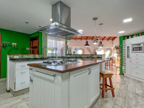 Casa 5 ambientes con 3 baños