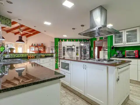 Casa en Venta con 2 cocheras
