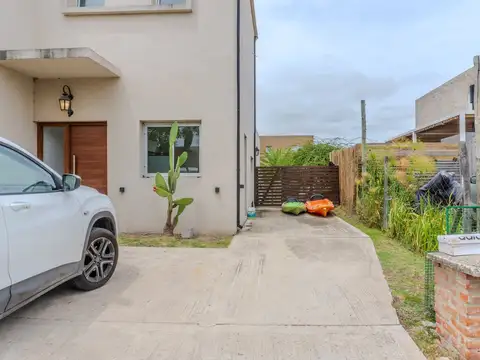 Casa en Venta con 3 cocheras