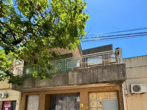 CASA DE 3 DORMITORIOS CON GRAN PATIO EN MACROCENTRO