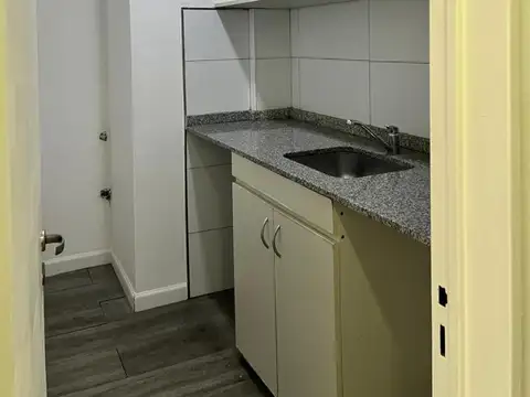 Oficina 6 ambientes con 4 baños