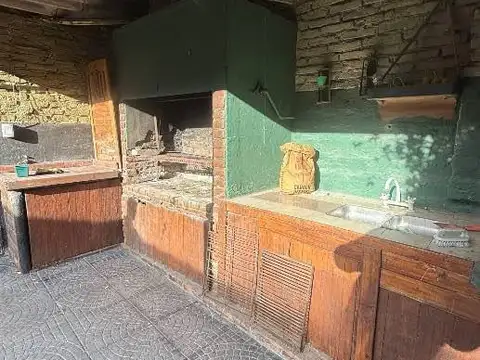 Casa 5 ambientes con 2 baños