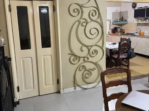 Casa 6 ambientes con 2 baños