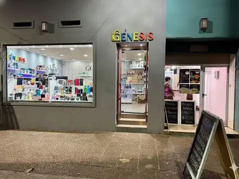 Casa + 2 locales comerciales en pleno centro de Montegrande